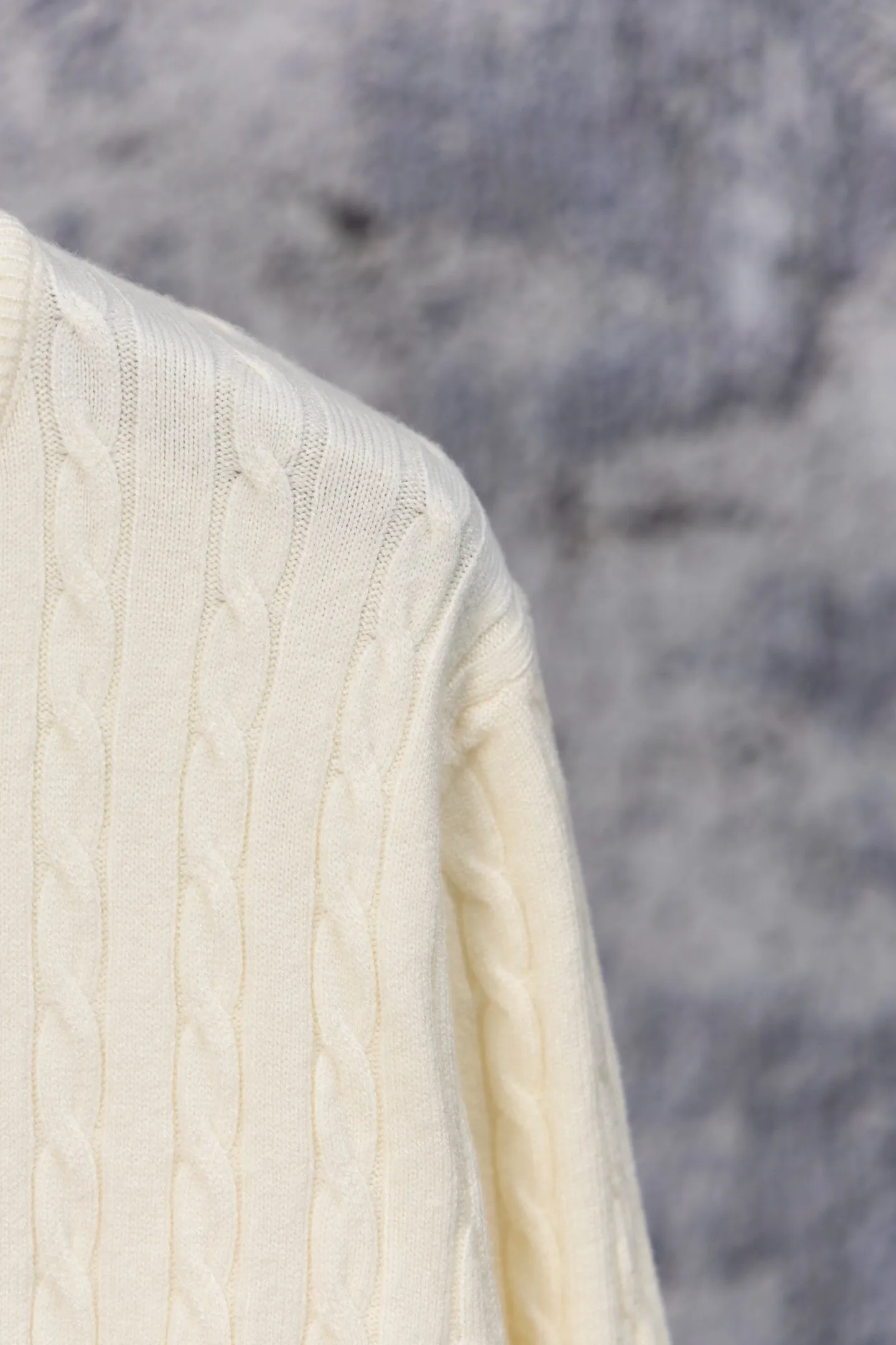 P170 Ralph Lauren Classic Round Neck Solid Color Pony Embroidered Logo Knitted Cardigan Long Sleeve Ralph Lauren Classic Basic Versatile Twist Knitted Cardigan Long Sleeve Main supply platform live broadcast Wholesale entity Replenish when out of stock Not removed from the shelves Quality 1:1 patterning Complete three standards Correct version of pony logo Imported quality cotton yarn Focus on high-end Cost-effective Good quality Needless to say Zhao Lusi's same style is really amazing, so sweet I'm so beautiful. This cardigan is really good-looking. It's simple and easy to wear. It's a must-have for goddess ootd. Good-looking clothes are never picky. A must-have in the wardrobe of goddesses. Size: S-XL. Color: black, apricot, gray, navy, red, white.